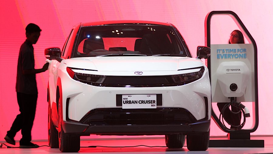 Toyota Urban Cruiser EV ditampilkan dalam pameran GIIAS 2025 di ICE BSD, Rabu (23/7/2025). (Bloomberg Technoz/Andrean Kristianto)