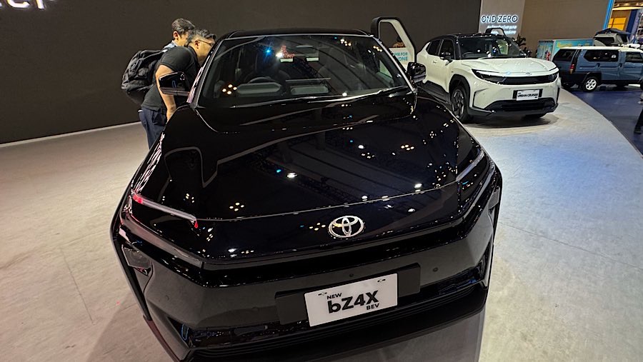 Toyota bZ4X dan Toyota Urban Cruiser EV ditampilkan dalam pameran GIIAS 2025 di ICE BSD, Rabu (23/7/2025). (Bloomberg Technoz/Andrean Kristianto)