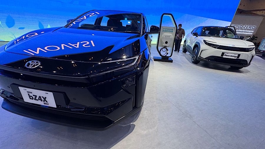 Toyota bZ4X dan Toyota Urban Cruiser EV ditampilkan dalam pameran GIIAS 2025 di ICE BSD, Rabu (23/7/2025). (Bloomberg Technoz/Andrean Kristianto)