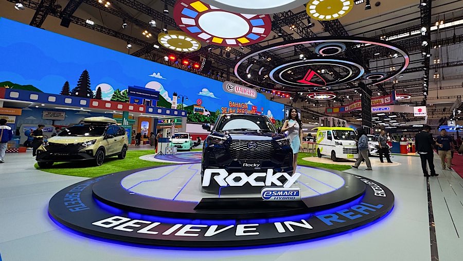 Daihatsu Rocky Hybrid ditampilkan dalam pameran GIIAS 2025 di ICE BSD, Rabu (23/7/2025). (Bloomberg Technoz/Andrean Kristianto)