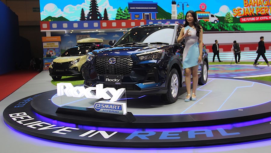 Daihatsu Rocky Hybrid ditampilkan dalam pameran GIIAS 2025 di ICE BSD, Rabu (23/7/2025). (Bloomberg Technoz/Andrean Kristianto)