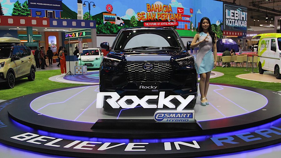 Daihatsu Rocky Hybrid ditampilkan dalam pameran GIIAS 2025 di ICE BSD, Rabu (23/7/2025). (Bloomberg Technoz/Andrean Kristianto)
