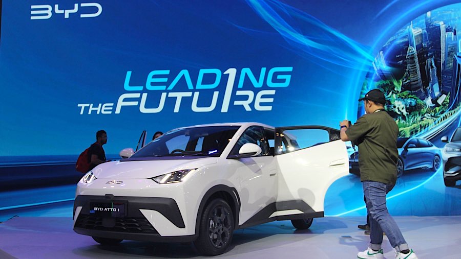 BYD Atto 1 ditampilkan saat pameran GIIAS 2025 di ICE BSD, Rabu (23/7/2025). (Bloomberg Technoz/Andrean Kristianto)