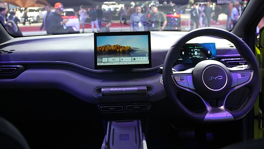 Mobil listrik BYD Atto 1 dibanderol Rp 195 juta untuk Dynamic sedangkan tipe Premium seharga Rp 235 juta. (Bloomberg Technoz/Andrean Kristianto)