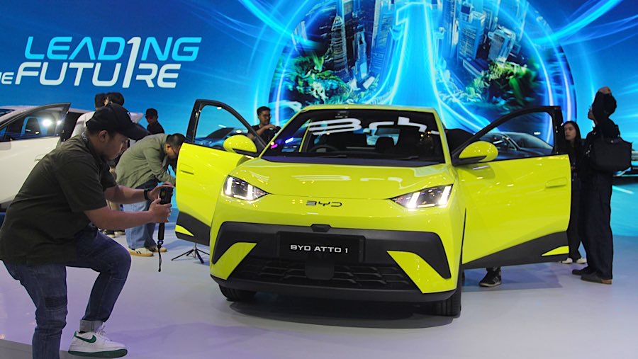 BYD Atto 1 ditampilkan saat pameran GIIAS 2025 di ICE BSD, Rabu (23/7/2025). (Bloomberg Technoz/Andrean Kristianto)