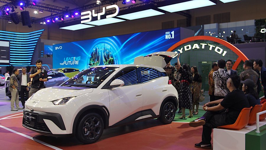 BYD Atto 1 ditampilkan saat pameran GIIAS 2025 di ICE BSD, Rabu (23/7/2025). (Bloomberg Technoz/Andrean Kristianto)