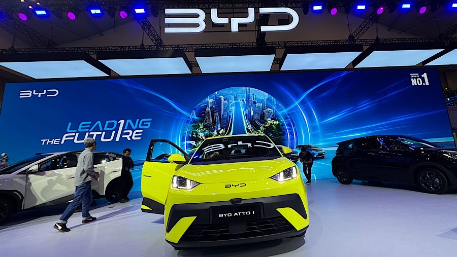 BYD Atto 1 ditampilkan saat pameran GIIAS 2025 di ICE BSD, Rabu (23/7/2025). (Bloomberg Technoz/Andrean Kristianto)