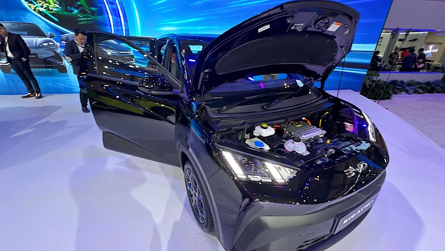 BYD Atto 1 ditampilkan saat pameran GIIAS 2025 di ICE BSD, Rabu (23/7/2025). (Bloomberg Technoz/Andrean Kristianto)