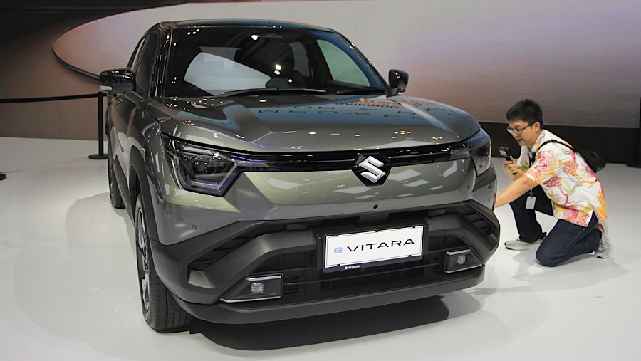 Suzuki Indonesia memperkenalkan mobil listrik e-vitara dalam helatan GIIAS 2025. (Bloomberg Technoz/Andrean Kristianto)