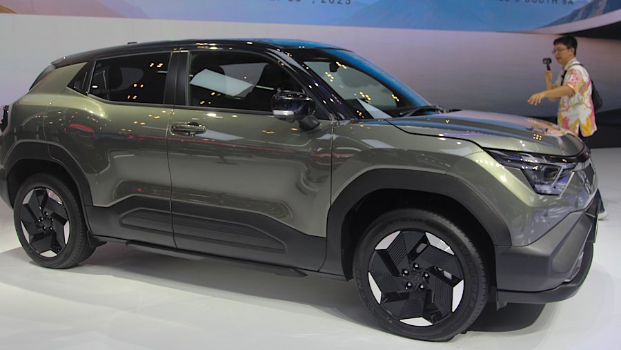 Suzuki menghadirkan SUV listrik terbarunya, Suzuki e-Vitara namun mobil ini masih tahap perkenalan,belum dijual (Bloomberg Technoz/Andrean Kristianto)