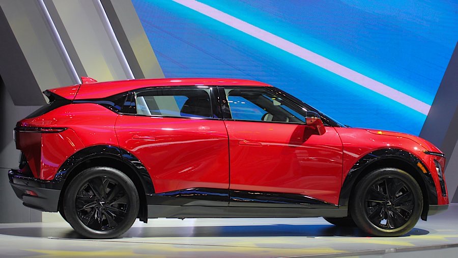 VinFast membawa mobil listrik terbarunya, VF7 yang ditawarkan dalam dua varian, VF7 ECO Rp499 juta dan VF7 Plus Rp599 juta. (Bloomberg Technoz/Andre)