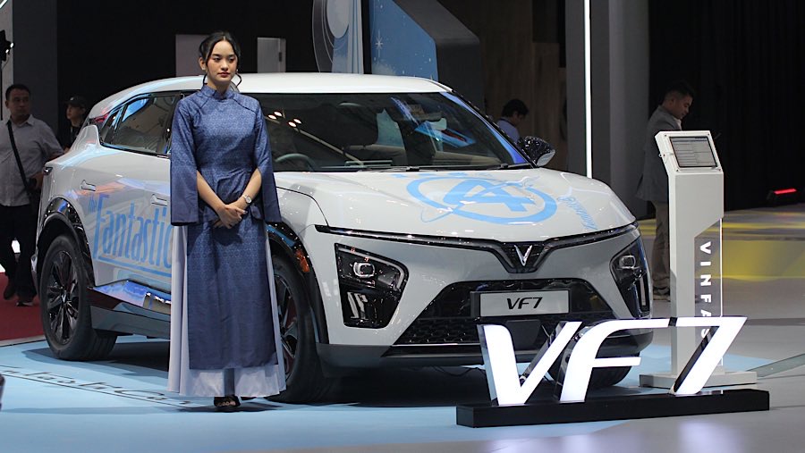 VinFast VF 7 ditampilkan saat pameran GIIAS 2025 di ICE BSD, Rabu (23/7/2025). (Bloomberg Technoz/Andrean Kristianto)
