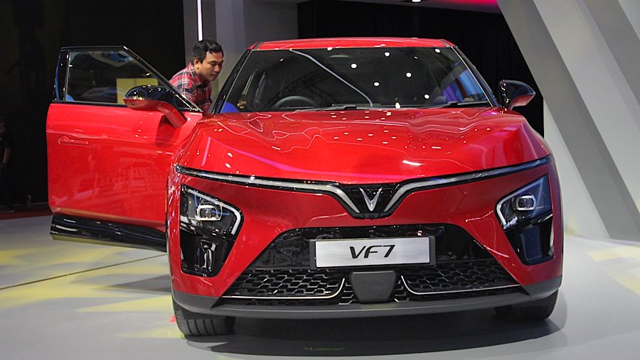 VinFast VF 7 ditampilkan saat pameran GIIAS 2025 di ICE BSD, Rabu (23/7/2025). (Bloomberg Technoz/Andrean Kristianto)
