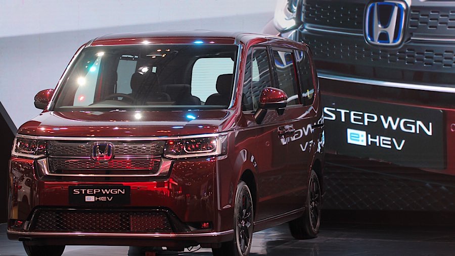 Honda STEP WGN e:HEV ditampilkan saat pameran otomotif GIIAS 2025 di ICE BSD, Rabu (23/7/2025). (Bloomberg Technoz/Andrean Kristianto)