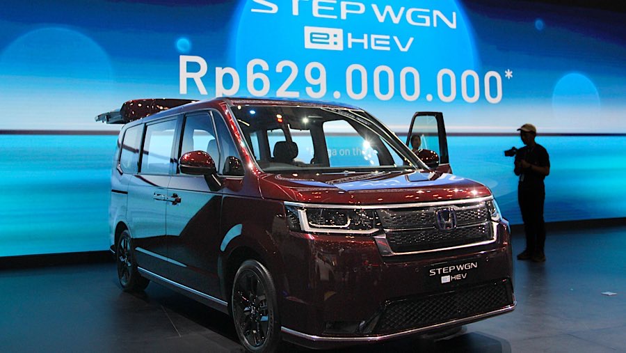 Honda meluncurkan Stepwgn e:HEV yang akan menantang rival tangguh dari Toyota Voxy dan Nissan Serena. (Bloomberg Technoz/Andrean Kristianto)