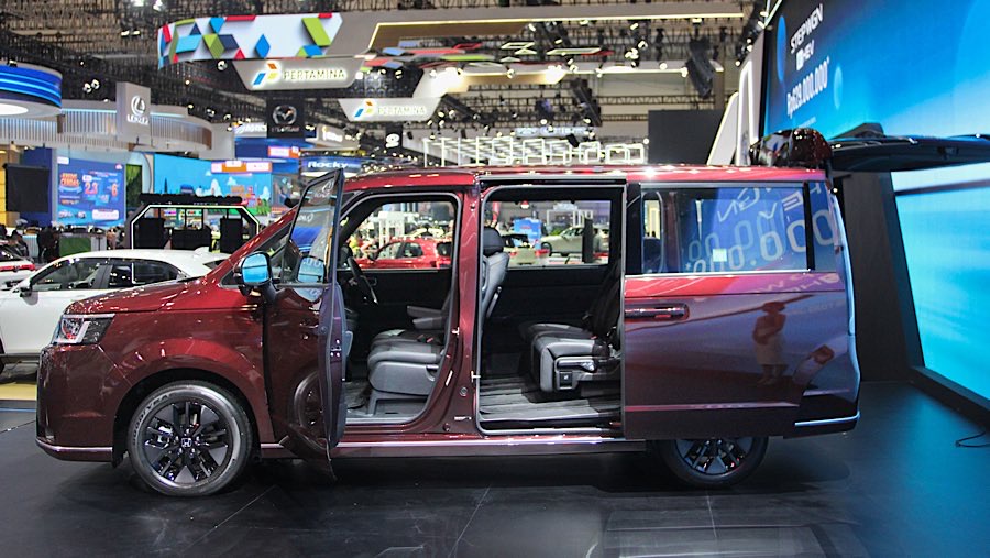 Honda STEP WGN e:HEV ditampilkan saat pameran otomotif GIIAS 2025 di ICE BSD, Rabu (23/7/2025). (Bloomberg Technoz/Andrean Kristianto)