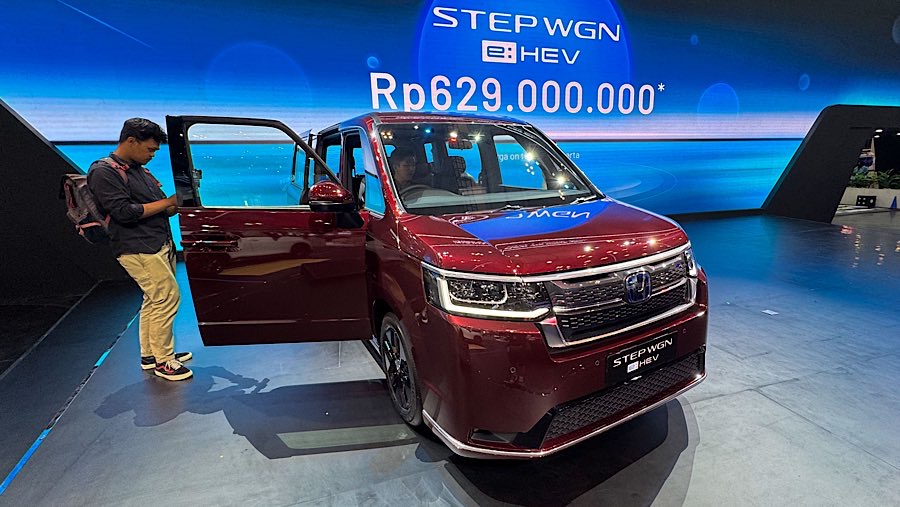 Honda STEP WGN e:HEV ditampilkan saat pameran otomotif GIIAS 2025 di ICE BSD, Rabu (23/7/2025). (Bloomberg Technoz/Andrean Kristianto)