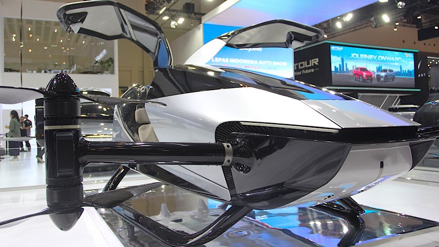 Mobil terbang XPENG X2 ditampilkan saat pameran otomotif GIIAS 2025 di ICE BSD, Rabu (23/7/2025). (Bloomberg Technoz/Andrean Kristianto)