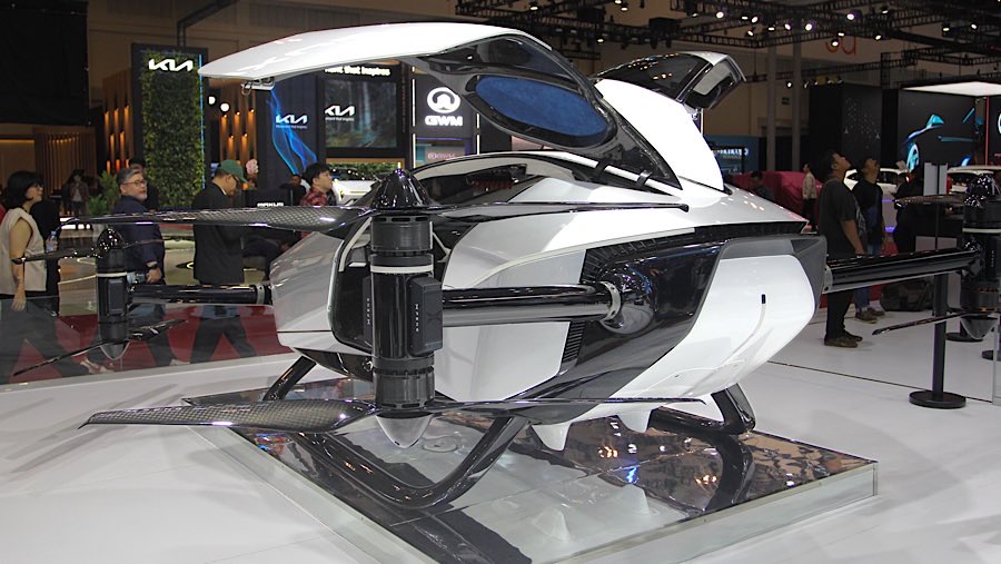 Mobil terbang XPENG X2 ditampilkan saat pameran otomotif GIIAS 2025 di ICE BSD, Rabu (23/7/2025). (Bloomberg Technoz/Andrean Kristianto)