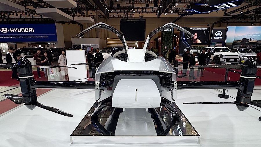 Salah satu daya tariknya GIIAS 2025 adanya kehadiran mobil terbang XPENG yang dipamerkan dalam ajang ini. (Bloomberg Technoz/Andrean Kristianto)