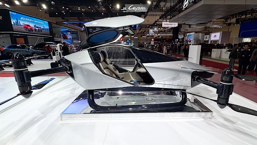Mobil terbang XPENG X2 ditampilkan saat pameran otomotif GIIAS 2025 di ICE BSD, Rabu (23/7/2025). (Bloomberg Technoz/Andrean Kristianto)