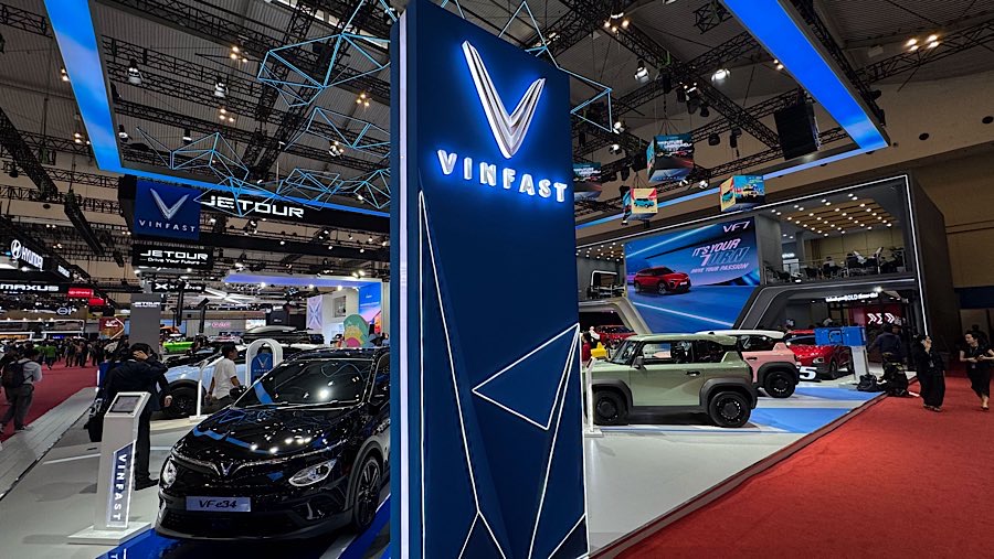 Sejumlah mobil VinFast dipamerkan dalam ajang pameran otomotif GIIAS 2025 di ICE BSD, Rabu (23/7/2025). (Bloomberg Technoz/Andrean Kristianto)