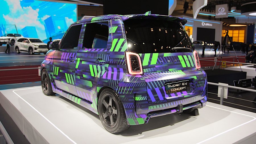 Kendati sudah diperkenalkan kendaeaan listrik ini belum dijual secara resmi di pasar otomotif Indonesia. (Bloomberg Technoz/Andrean Kristianto)