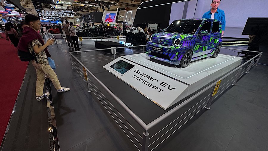 Honda Super EV Concept dipamerkan dalam ajang pameran otomotif GIIAS 2025 di ICE BSD, Rabu (23/7/2025). (Bloomberg Technoz/Andrean Kristianto)