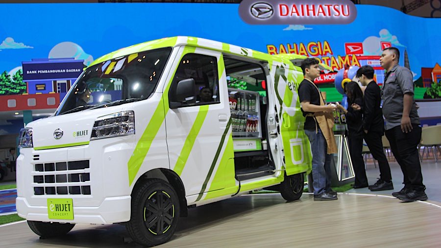 Daihatsu menghadirkan sebuah model konsep yang menarik perhatian yakni Daihatsu e-Hijet Concept. (Bloomberg Technoz/Andrean Kristianto)