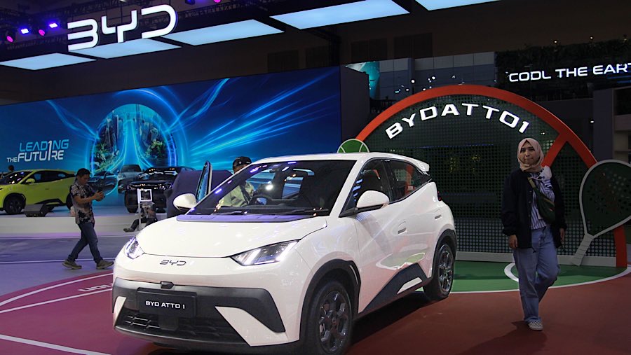BYD Atto 1 dipamerkan dalam ajang pameran otomotif GIIAS 2025 di ICE BSD, Rabu (23/7/2025). (Bloomberg Technoz/Andrean Kristianto)