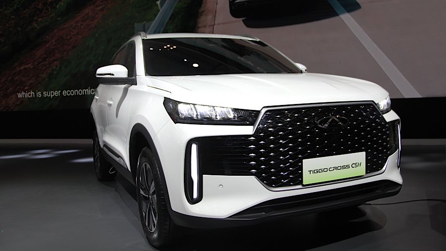 Chery Tiggo Cross CSH dipamerkan dalam ajang pameran otomotif GIIAS 2025 di ICE BSD, Rabu (23/7/2025). (Bloomberg Technoz/Andrean Kristianto)