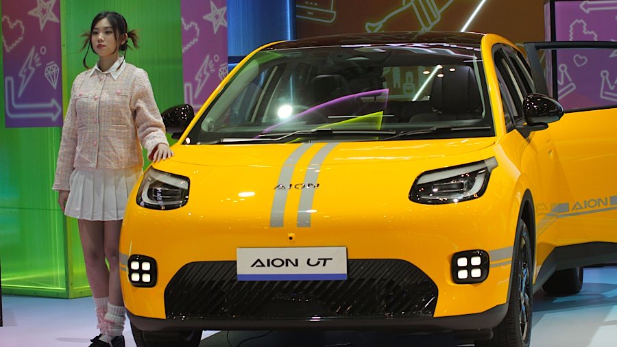 GAC Indonesia resmi memperkenalkan mobil listrik terbarunya Aion UT dengan harga sekitar Rp330 juta. (Bloomberg Technoz/Andrean Kristianto)
