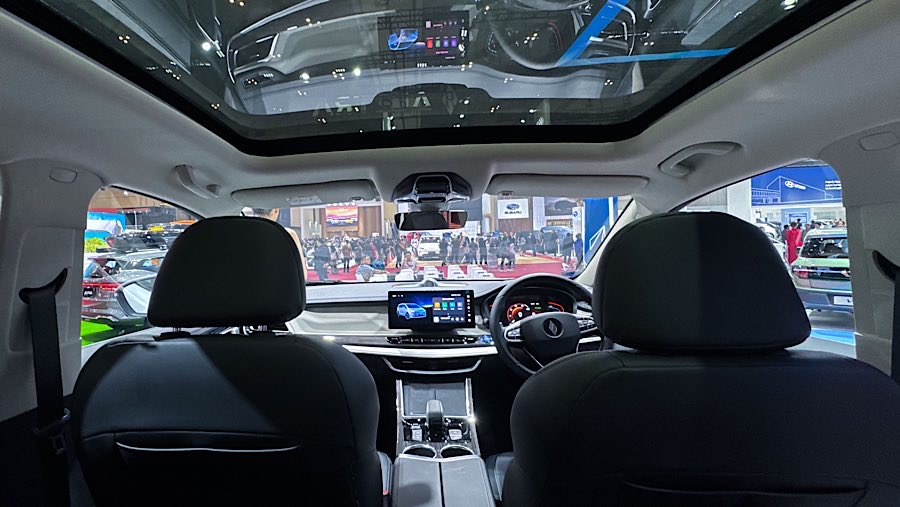 Aletra memperkenalkan varian baru Aletra L8 EV 8-Seater, menjadi pelengkap dari varian Captain Seat 7-Seater. (Bloomberg Technoz/Andrean Kristianto)