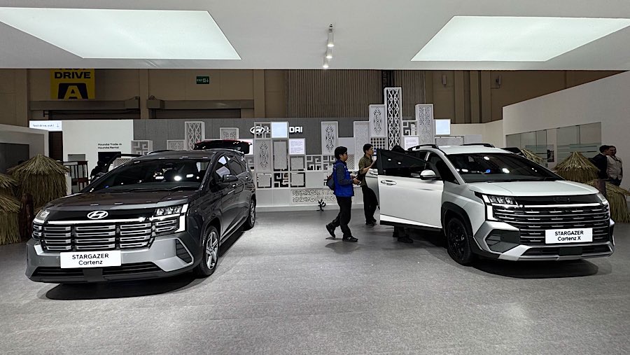 Pabrikan mobil asal Korea Selatan, Hyundai  meluncurkan dua model terbarunya, Stargazer Cartenz dan Stargazer Cartenz X. (Bloomberg Technoz/Andrean)