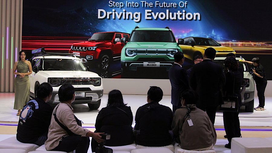 Baic BJ30 Hybrid dipamerkan dalam ajang pameran otomotif GIIAS 2025 di ICE BSD, Rabu (23/7/2025). (Bloomberg Technoz/Andrean Kristianto)
