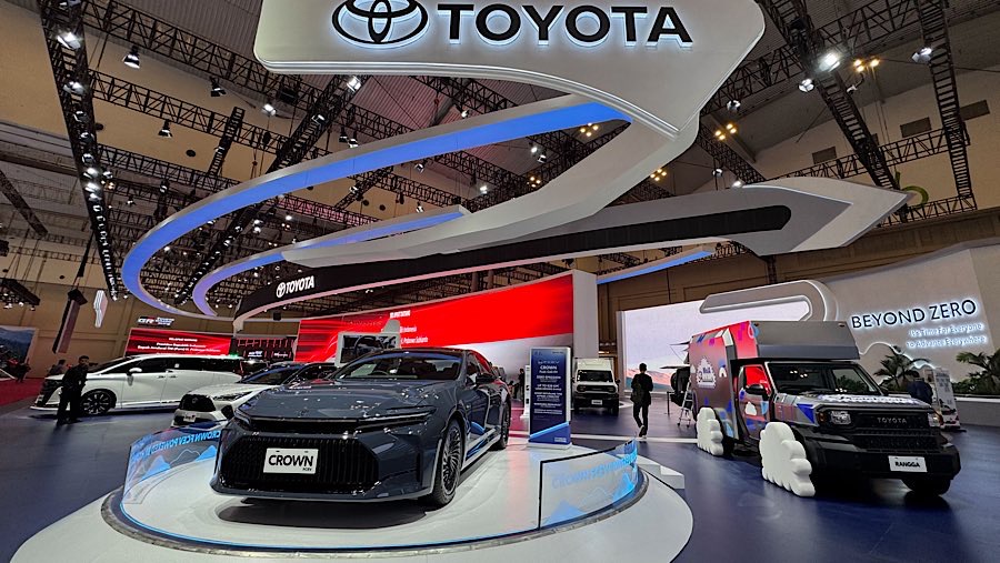 Toyota Crown FCEV dipamerkan dalam ajang pameran otomotif GIIAS 2025 di ICE BSD, Rabu (23/7/2025). (Bloomberg Technoz/Andrean Kristianto)