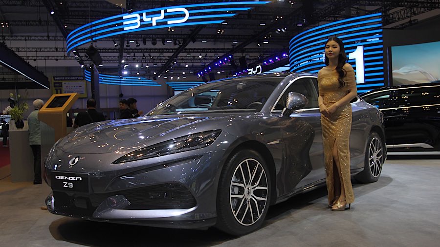 Merek kendaraan listrik premium di bawah naungan Grup BYD, Denza, resmi memulai debutnya dalam ajang GIIAS 2025. (Bloomberg Technoz/Andre)
