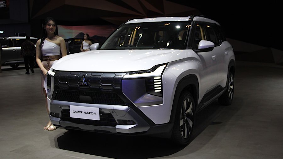 Mitsubishi Destinator dipamerkan dalam ajang pameran otomotif GIIAS 2025 di ICE BSD, Rabu (23/7/2025). (Bloomberg Technoz/Andrean Kristianto)
