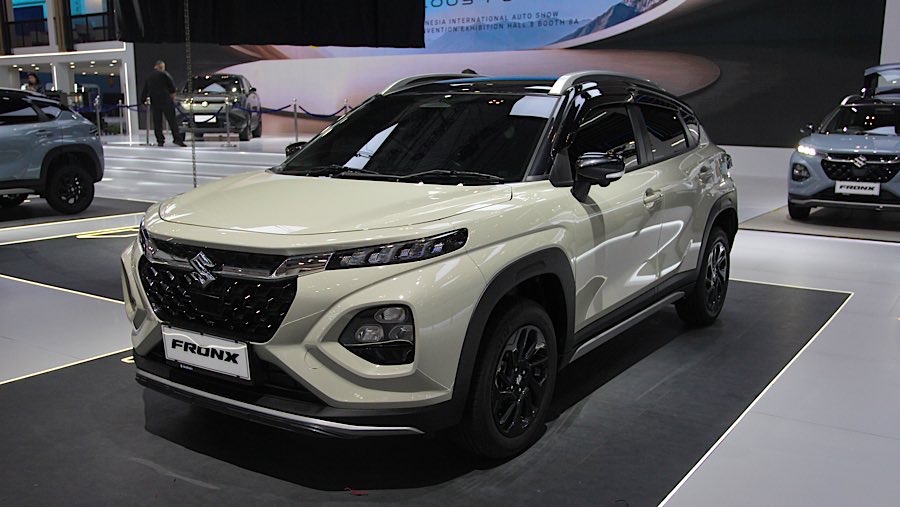 Suzuki Fronx dipamerkan dalam ajang pameran otomotif GIIAS 2025 di ICE BSD, Rabu (23/7/2025). (Bloomberg Technoz/Andrean Kristianto)