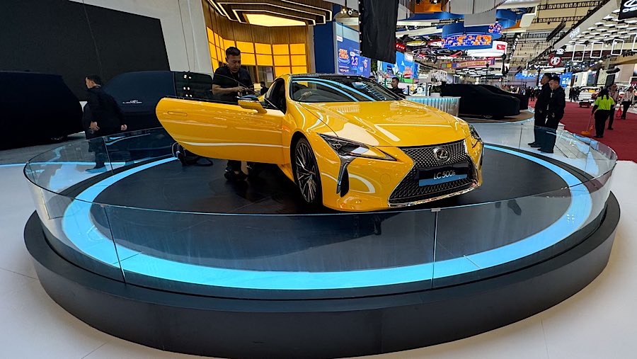 Lexus Indonesia resmi meluncurkan LC 500h, sedan dua pintu mewah dan sporty yang dibanderol Rp 3,5 miliar. (Bloomberg Technoz/Andrean Kristianto)