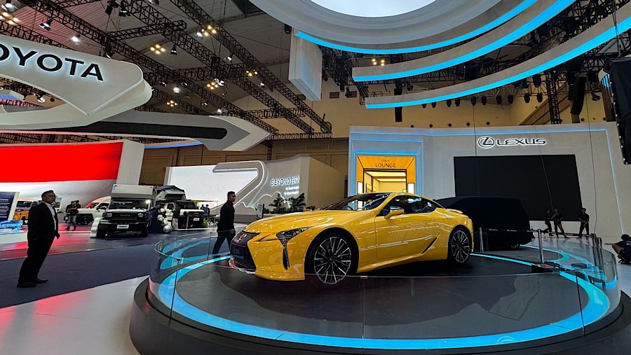 Selain itu Lexus juga meluncurkan LC 500h, coupe sport berperforma tinggi yang kini hadir dalam versi hybrid. (Bloomberg Technoz/Andrean Kristianto)