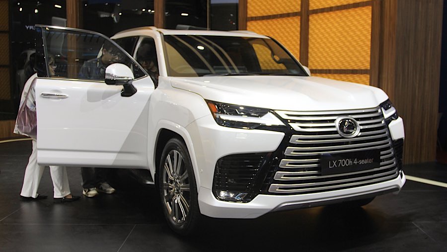 Lexus LX 700h dipamerkan dalam ajang pameran otomotif GIIAS 2025 di ICE BSD, Rabu (23/7/2025). (Bloomberg Technoz/Andrean Kristianto)