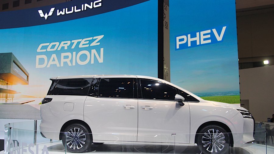 Selain mobil listrik Wuling memperkenalkan model MPV terbarunya, Cortez Darion PHEV dengan perkiraan harga Rp500 jutaan. (Bloomberg Technoz/Andre)