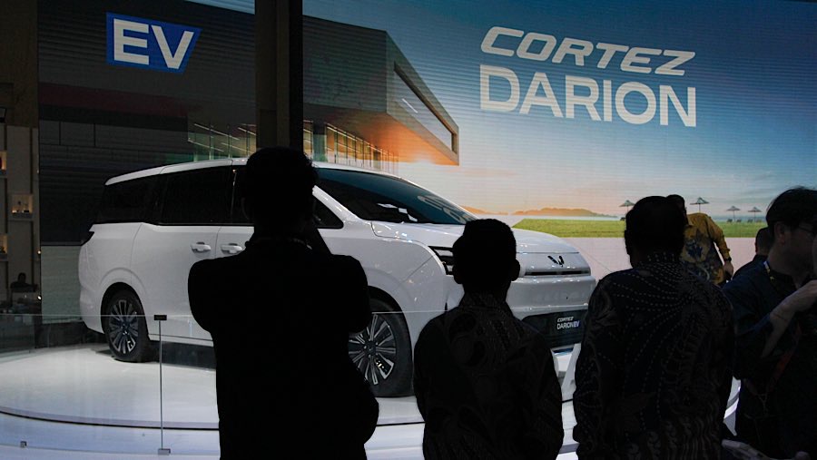 Dalam ajang GIIAS 2025, Wuling juga memperkenalkan mobil listrik terbarunya yaitu Cortez Darion EV. (Bloomberg Technoz/Andrean Kristianto)