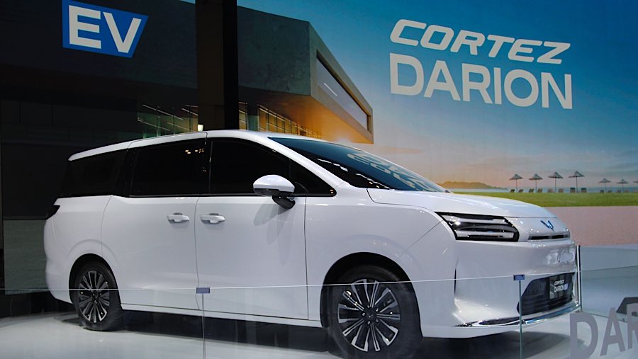 Wuling Cortez Darion EV dipamerkan dalam ajang pameran otomotif GIIAS 2025 di ICE BSD, Rabu (23/7/2025). (Bloomberg Technoz/Andrean Kristianto)
