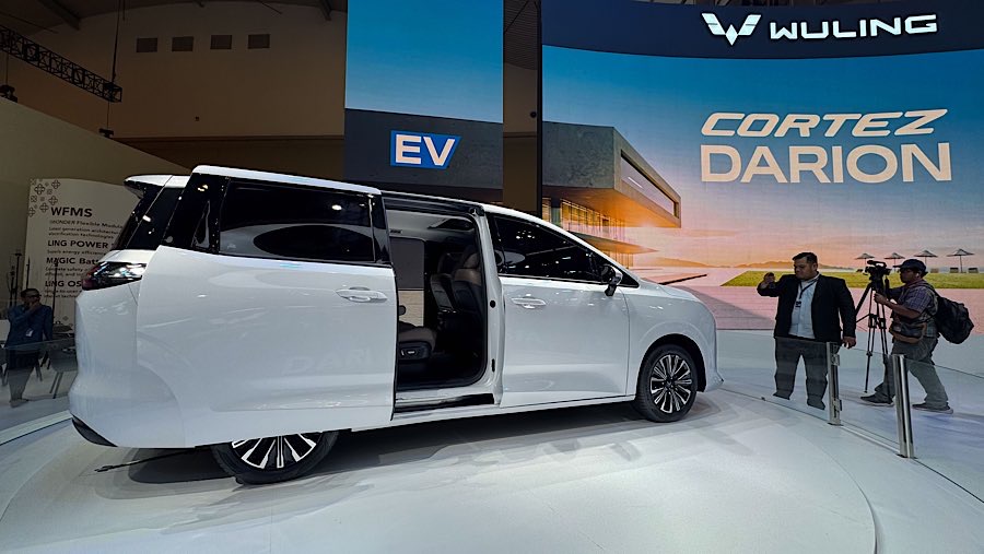 Wuling Cortez Darion EV dipamerkan dalam ajang pameran otomotif GIIAS 2025 di ICE BSD, Rabu (23/7/2025). (Bloomberg Technoz/Andrean Kristianto)