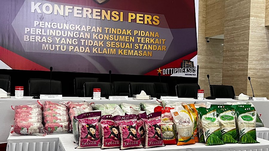 Konfrensi pers beras berbagai merek dalam kasus pemalsuan mutu beras/ oplosan di Bareskrim Polri, Kamis (24/7/2025). (Bloomberg Technoz/Merinda)
