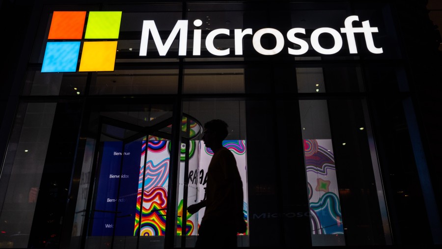 Toko Microsoft di New York. Microsoft memperbarui patch keamanan usai diserang hacker China .(Adam Gray/Bloomberg)