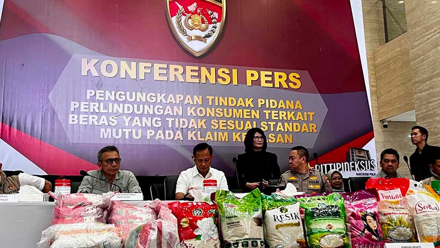Beras kemasan berbagai merek yang diekspose Bareskrim Polri dalam kasus pemalsuan mutu beras alias oplosan, (24/7/2025). (Bloomberg Technoz/Merinda)
