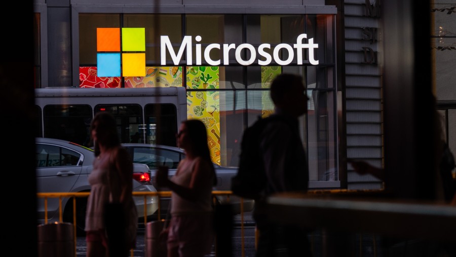 Toko Microsoft di New York. Microsoft memperbarui patch keamanan usai diserang hacker China .(Adam Gray/Bloomberg)	
